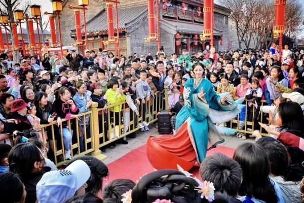 119 millones de viajeros toman las carreteras mientras el Festival de Qingming impulsa un auge turístico 119_millones_de_viajeros_toman_las_carreteras_mientras_el_Festival_de_Qingming_impulsa_un_auge_turi_stico