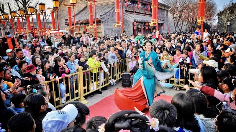 119_millones_de_viajeros_toman_las_carreteras_mientras_el_Festival_de_Qingming_impulsa_un_auge_turi_stico