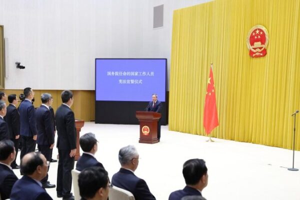 45_li_deres_chinos_juran_lealtad_a_la_Constitucio_n___el_primer_ministro_Li_Qiang_toma_la_delantera___