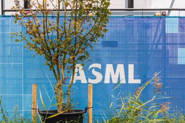 ASML en el Fuego Cruzado: Restricciones de EE. UU. Impactan Ventas en China del Gigante Tecnológico Neerlandés ASML_en_el_Fuego_Cruzado__Restricciones_de_EE__UU__Impactan_Ventas_en_China_del_Gigante_Tecnolo_gico_Neerlande_s