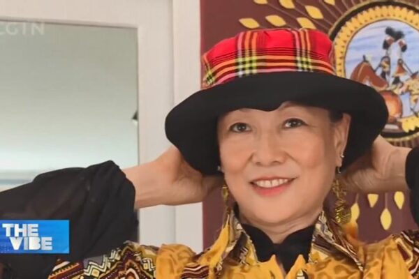 A los 60 años, la modelo chino-tanzana Elizabeth Mrembo une culturas 🌟 A_los_60_an_os__la_modelo_chino_tanzana_Elizabeth_Mrembo_une_culturas__ video poster