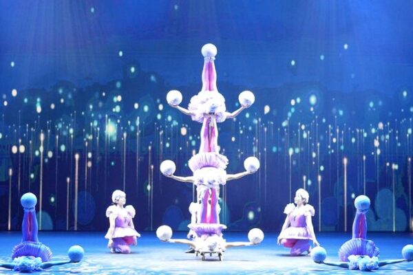 Acro_batas_Chinos_Deslumbran_en_Especta_culo_del_Festival_de_Medio_Oton_o_en_Abu_Dabi__ video poster