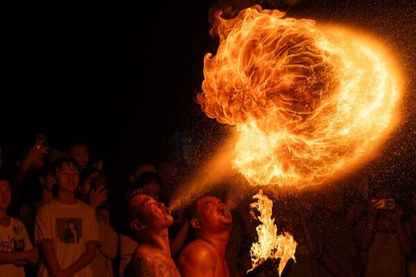 ¡Acrobacias de fuego deslumbran a las multitudes en el festival nocturno de Foshan! 🔥 _Acrobacias_de_fuego_deslumbran_a_las_multitudes_en_el_festival_nocturno_de_Foshan___