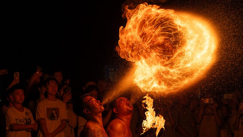 _Acrobacias_de_fuego_deslumbran_a_las_multitudes_en_el_festival_nocturno_de_Foshan___