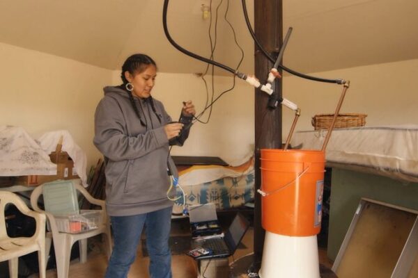 Adolescente inventora de la Nación Navajo lleva calidez solar a su comunidad Adolescente_inventora_de_la_Nacio_n_Navajo_lleva_calidez_solar_a_su_comunidad video poster