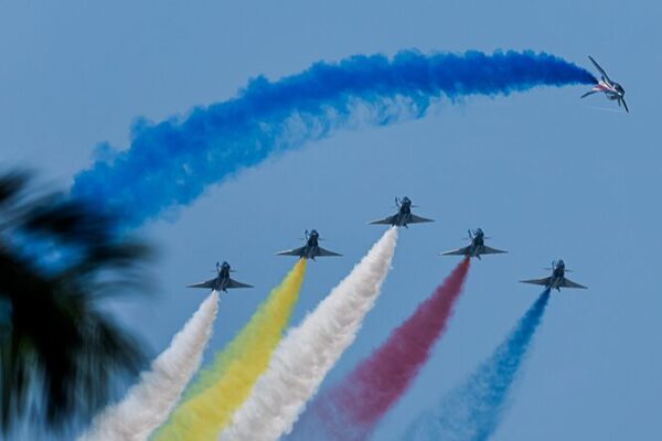 Airshow_China_2023__El_caza_furtivo_J_35A_se_roba_el_especta_culo