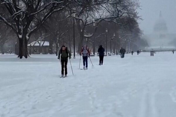Aislados por la nieve: La costa este de EE. UU. se recupera mientras el oeste se prepara para incendios Aislados_por_la_nieve__La_costa_este_de_EE__UU__se_recupera_mientras_el_oeste_se_prepara_para_incendios video poster