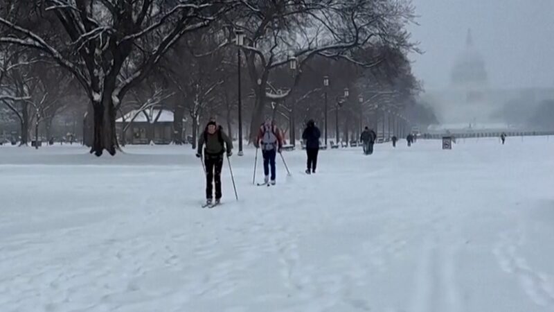 Aislados_por_la_nieve__La_costa_este_de_EE__UU__se_recupera_mientras_el_oeste_se_prepara_para_incendios video poster