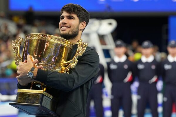 Alcaraz_derrota_a_Sinner_en_un_emocionante_partido_del_China_Open_para_conseguir_su_primer_ti_tulo__
