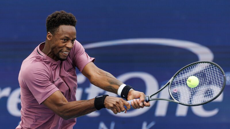 Alcaraz_rompe_su_raqueta_tras_la_derrota_ante_Monfils_en_el_Abierto_de_Cincinnati