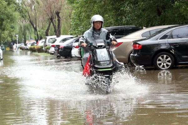 Alerta Naranja en Beijing 🚨: Fuertes Lluvias Detienen Trenes Alerta_Naranja_en_Beijing____Fuertes_Lluvias_Detienen_Trenes