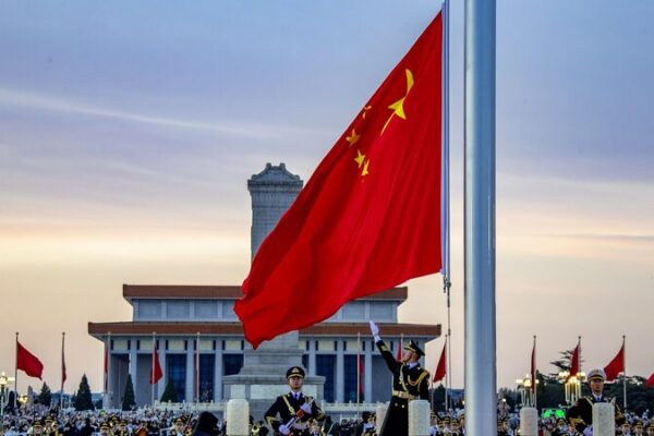 Amanecer de 2025: La Plaza de Tiananmén se Ilumina con la Ceremonia de Izamiento de Bandera 🇨🇳✨ Amanecer_de_2025__La_Plaza_de_Tiananme_n_se_Ilumina_con_la_Ceremonia_de_Izamiento_de_Bandera____ video poster