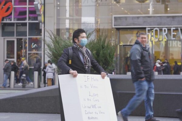 Amigos_chinos_luchan_contra_la_discriminacio_n_en_Nueva_York_con_abrazos_gratis video poster