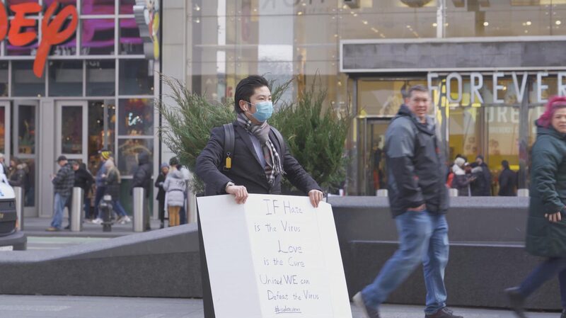 Amigos_chinos_luchan_contra_la_discriminacio_n_en_Nueva_York_con_abrazos_gratis video poster