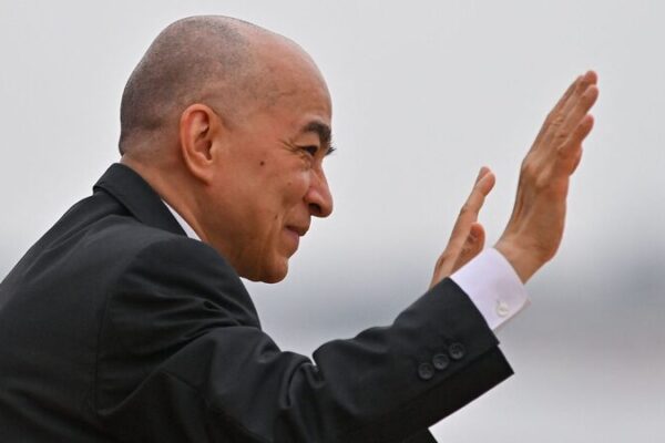 _Amistad_de_Diamante__Xi_Jinping_felicita_al_Rey_de_Camboya_por_20_an_os_en_el_trono