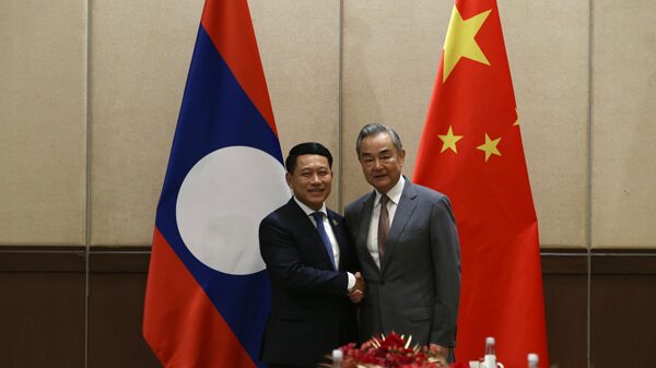 _Amistad_en_Movimiento__Wang_Yi_se_reu_ne_con_el_Canciller_de_Laos_en_Tailandia