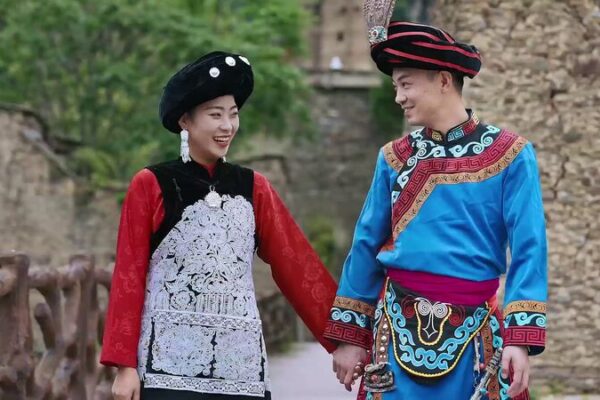 _Amor__tradiciones_y_mucha_fiesta__Asi__se_celebran_las_bodas_ma_gicas_en_China video poster