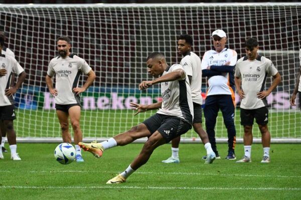 Ancelotti deja a los fanáticos adivinando sobre el debut de Mbappé en la Supercopa Ancelotti_deja_a_los_fana_ticos_adivinando_sobre_el_debut_de_Mbappe__en_la_Supercopa