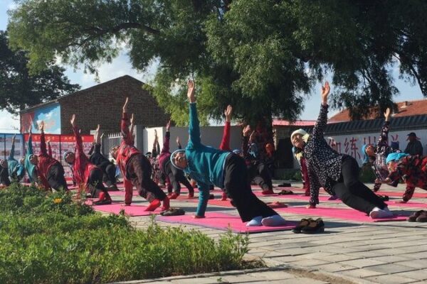 Ancianos aldeanos en China practican yoga por salud y prosperidad 🌄🧘♀️ Ancianos_aldeanos_en_China_practican_yoga_por_salud_y_prosperidad______