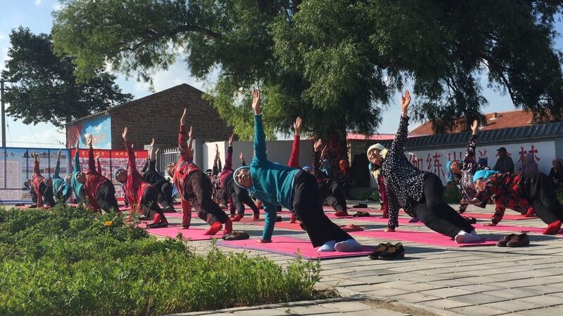 Ancianos_aldeanos_en_China_practican_yoga_por_salud_y_prosperidad______