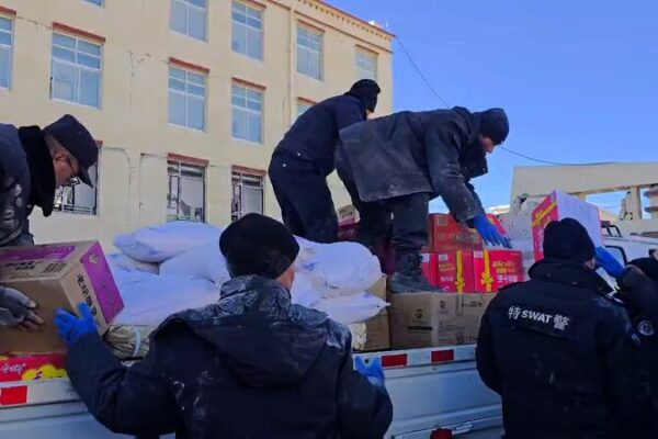 Aparatos_de_cocina_y_alimentos_entregados_a_residentes_afectados_por_el_terremoto_en_Xizang video poster
