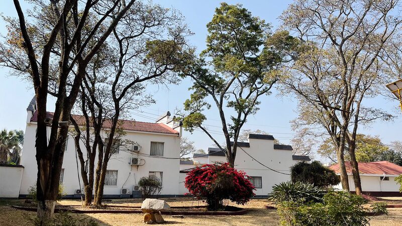 Arquitectura_de_Huizhou_en_Zambia__El_Hotel_Golden_Peacock_Une_Culturas___