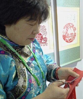 Arte_en_un_instante__Artesana_china_deslumbra_con_papel_recortado video poster