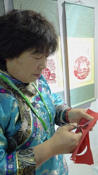 Arte_en_un_instante__Artesana_china_deslumbra_con_papel_recortado video poster