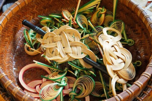 Artesanías Modernas de Bambú: Tejido Tradicional con un Giro Fresco Artesani_as_Modernas_de_Bambu___Tejido_Tradicional_con_un_Giro_Fresco
