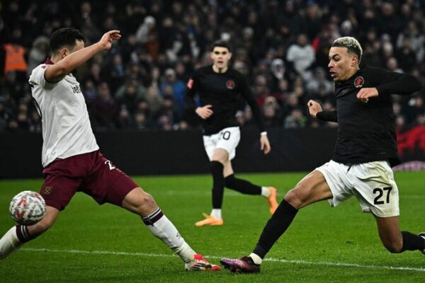 ¡Aston Villa Da la Vuelta: Dramática Remontada 2-1 sobre West Ham! _Aston_Villa_Da_la_Vuelta__Drama_tica_Remontada_2_1_sobre_West_Ham_