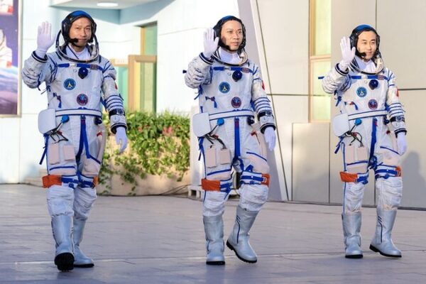 Astronautas chinos honrados por la misión histórica Shenzhou-17 🚀 Astronautas_chinos_honrados_por_la_misio_n_histo_rica_Shenzhou_17__