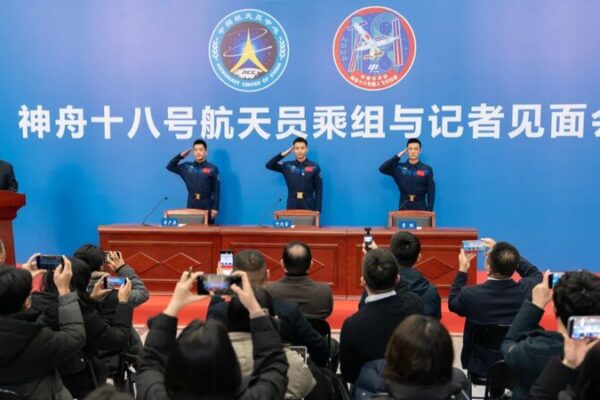Astronautas del Shenzhou-18 comparten aventura espacial en su primera aparición pública Astronautas_del_Shenzhou_18_comparten_aventura_espacial_en_su_primera_aparicio_n_pu_blica