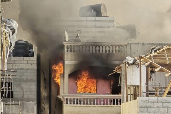 Ataques_nocturnos_en_Gaza__Vistas_en_vivo_tras_ataques_israeli_es video poster