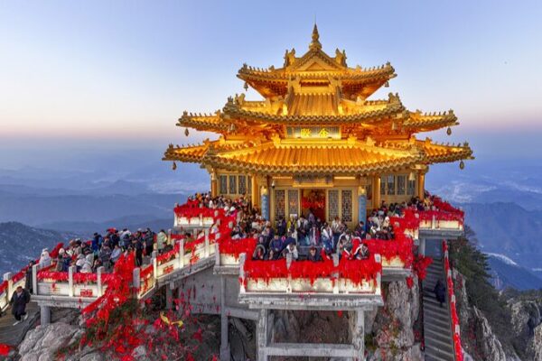 Atardecer_glorioso_en_el_monte_Laojun__un_especta_culo_celestial_en_Henan