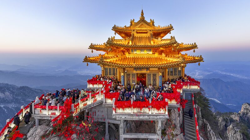 Atardecer_glorioso_en_el_monte_Laojun__un_especta_culo_celestial_en_Henan