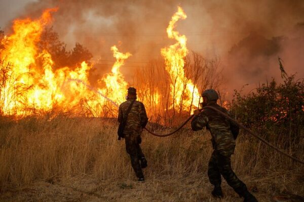Atenas en llamas: enorme incendio forestal alcanza suburbios, 35 heridos 🚒🔥 Atenas_en_llamas__enorme_incendio_forestal_alcanza_suburbios__35_heridos___