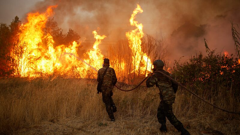 Atenas_en_llamas__enorme_incendio_forestal_alcanza_suburbios__35_heridos___