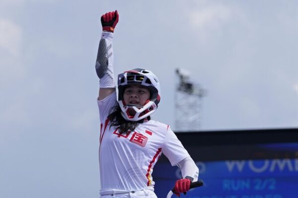 Atletas_chinos_hacen_historia_en_Pari_s_2024__Deng_Yawen_gana_oro_en_BMX video poster