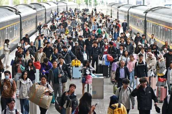 Auge masivo de viajes de regreso en China al finalizar el feriado del Día Nacional Auge_masivo_de_viajes_de_regreso_en_China_al_finalizar_el_feriado_del_Di_a_Nacional video poster