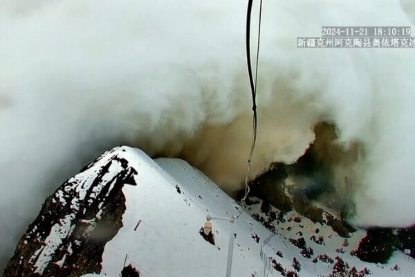 Avalancha Masiva en Xinjiang Abarca el Valle en Segundos 🌨️⛰️ Avalancha_Masiva_en_Xinjiang_Abarca_el_Valle_en_Segundos_____ video poster
