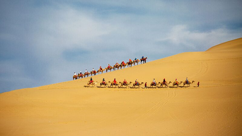 Aventuras_en_camello_en_la_montan_a_Mingsha__Cabalgando_las_arenas_cantoras video poster