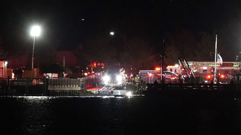 Avio_n_de_Pasajeros_y_Helico_ptero_Militar_Colisionan_en_el_Aeropuerto_Reagan__Operaciones_de_Rescate_en_Marcha video poster