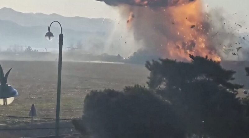 Avio_n_se_convierte_en_bola_de_fuego_tras_aterrizar_en_Corea_del_Sur video poster