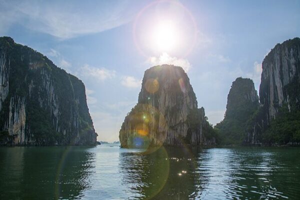 Bahi_a_de_Ha_Long__El_encantador_drago_n_descendente_de_Vietnam___