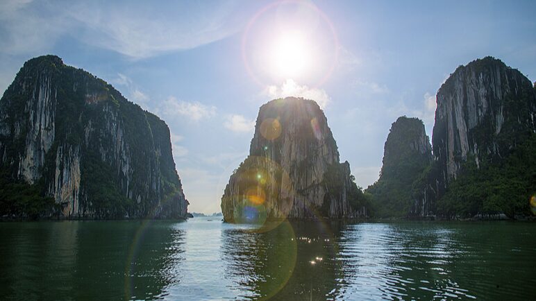 Bahi_a_de_Ha_Long__El_encantador_drago_n_descendente_de_Vietnam___