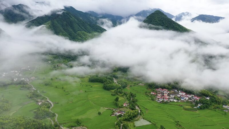 Baidi_Town_de_Anhui__Donde_las_nubes_besan_terrazas_y_los_suen_os_toman_vuelo____ video poster