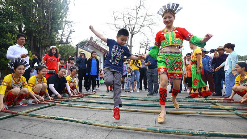 Bailando_con_los_Li__La_Electrificante_Danza_del_Bambu__de_Hainan