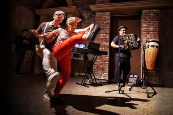 Bailando_en_Shenyang__Movimientos_de_danza_transforman_una_ciudad_industrial video poster