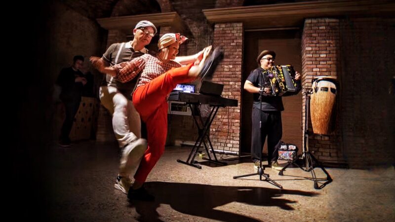 Bailando_en_Shenyang__Movimientos_de_danza_transforman_una_ciudad_industrial video poster