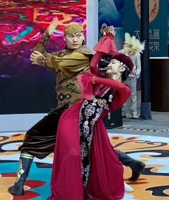 Baile kazajo desata alegría en la Expo Cultural de Dunhuang 🎉 Baile_kazajo_desata_alegri_a_en_la_Expo_Cultural_de_Dunhuang__ video poster